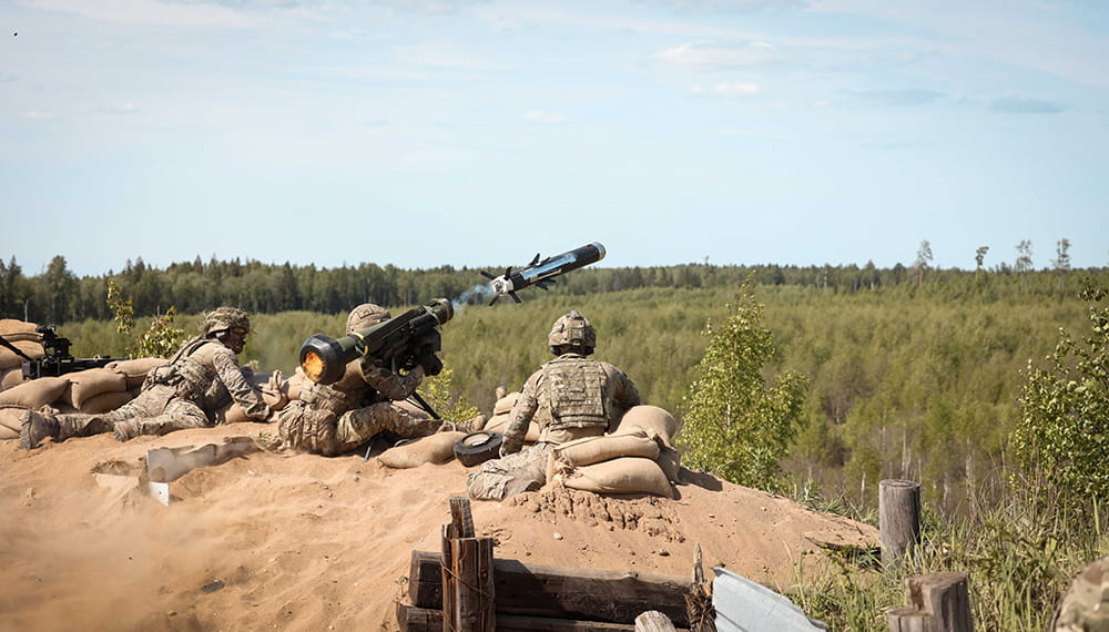 Royal-Navy-Equipment-Commando-Weaponry-11-Javelin Commando firing a Javelin surrounded by sand bags